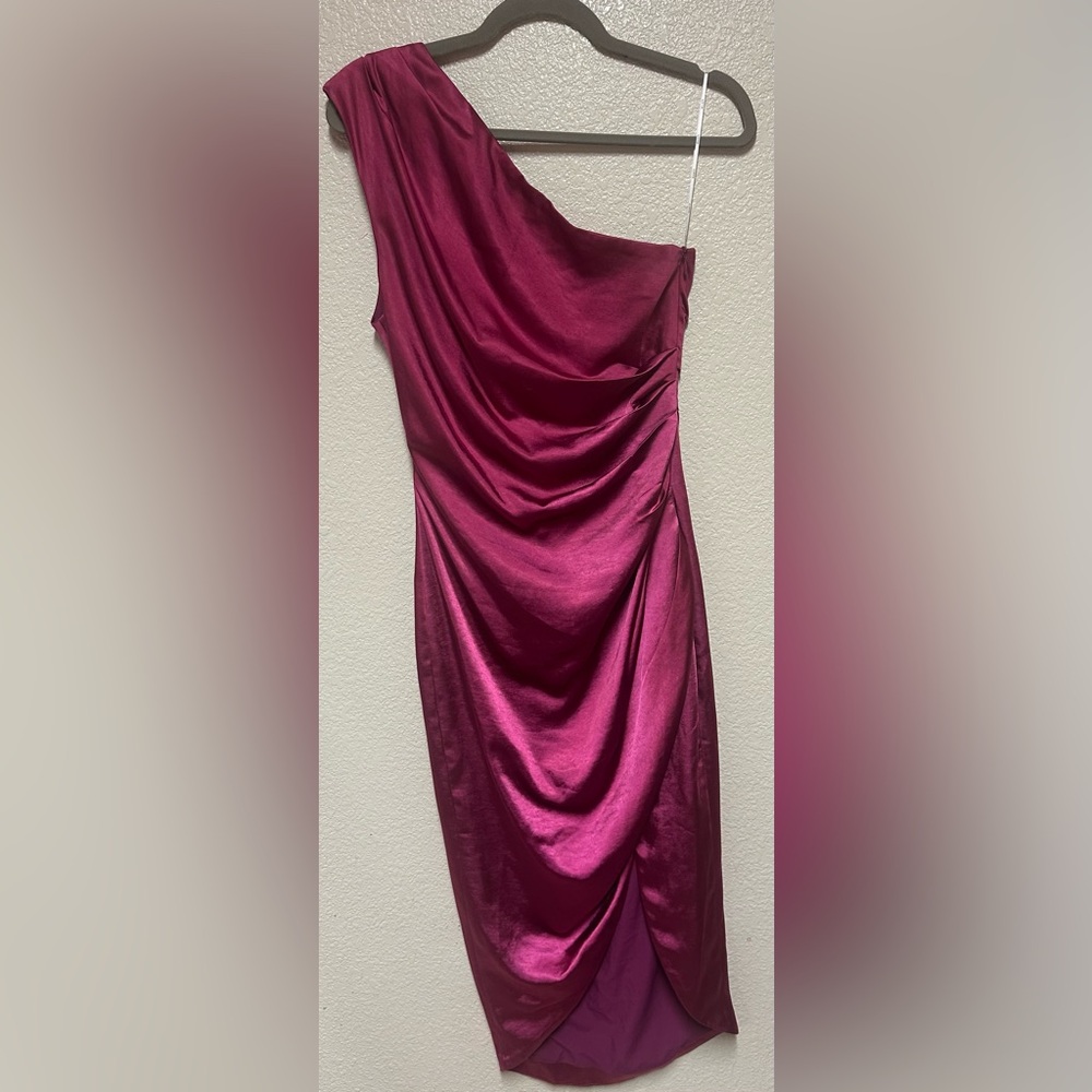 Elliatt One Shoulder Magenta Satin Dress Size Small Distressed look-See Call Out